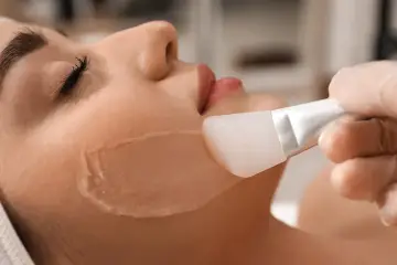 Kosmetyczka aplikuje na twarz pacjentki żel z kwasem salicylowym. Czy kwas salicylowy jest szkodliwy? Nie, jeśli stosowany jest prawidłowo.