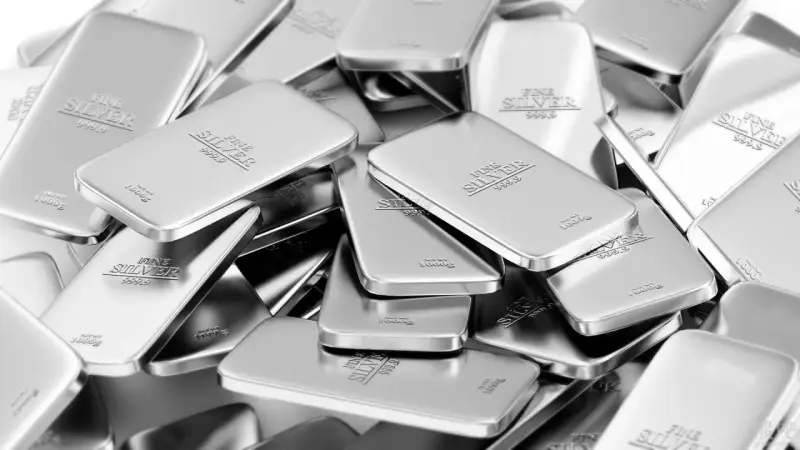 Stos drobnych sztabek "FINE SILVER 999.9" o wadze 1000g, ukazujący gęstość srebra.