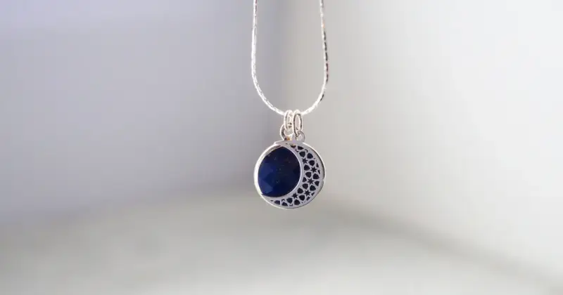Srebrny naszyjnik z lapis lazuli w kształcie księżyca. Dowiedz się, jak wyczyścić srebrną biżuterię z kamieniami, by lśniła jak gwiazdy.